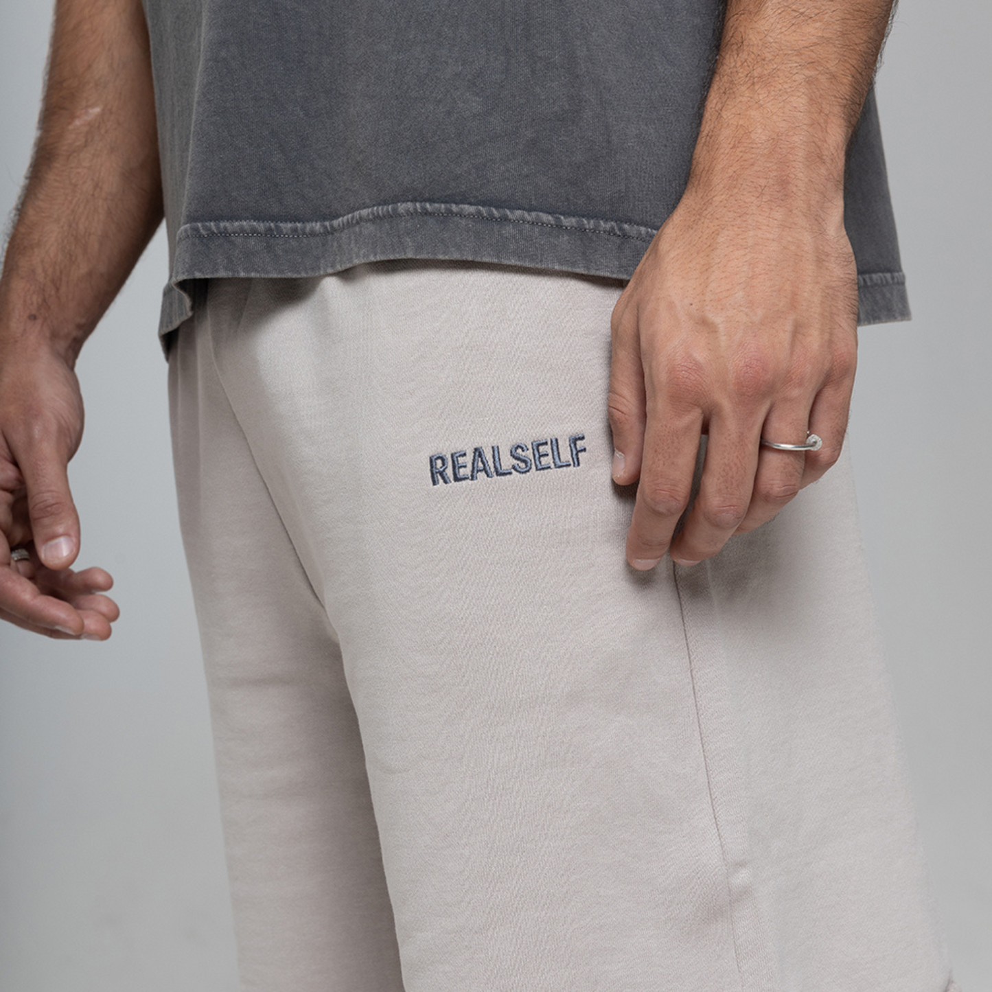 REALSELF EMBROIDERY LOGO JOGGING SHORT